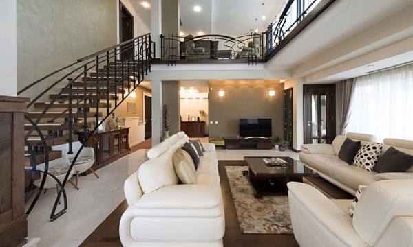 phòng khách đẹp có cầu thang